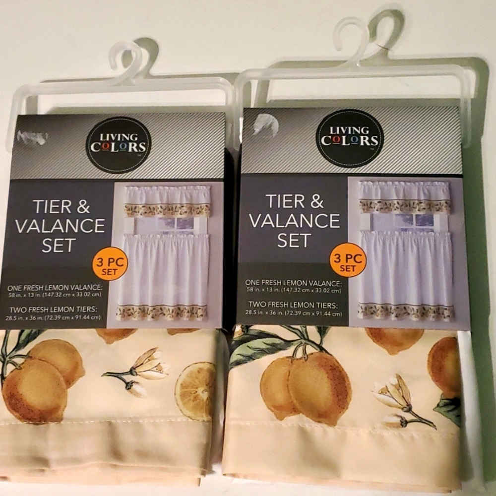 New living color Set of 2, 3 piece 🍋 lemon tier & valance set